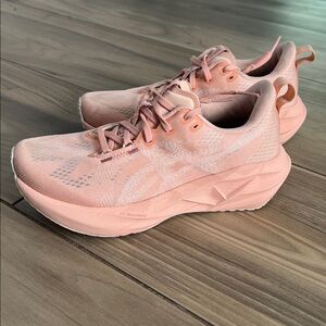 ASICS women’s Novablast 5 7.5